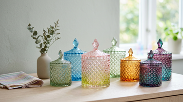 Krukker i glas stillet frem på et dækket bord