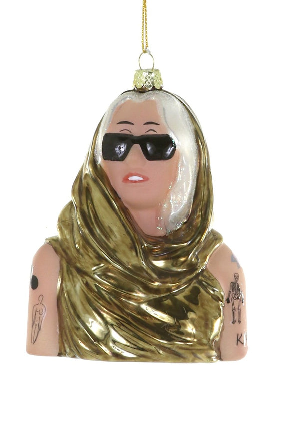 Juleornament i glas af Miley Cyrus med guldkappe, solbriller og langt hår