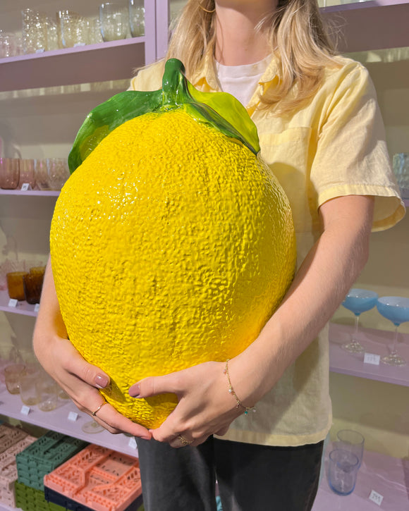 Kæmpe citron figur set fra en anden vinkel