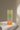 Lille gradient vase fra klevering, på hvid pudset sokkel