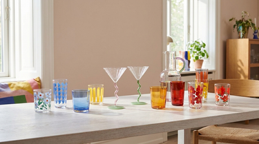 &klevering glas stillet frem på et dækket bord