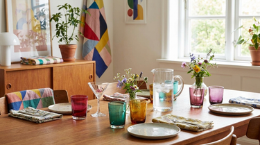 Bloomingville glas stillet frem på et dækket bord
