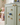 Doing Goods knopper hængt op på en lys væg