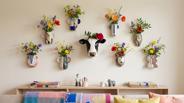 Vægvaser hængt op på en lys væg