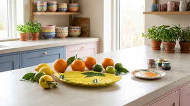 Citroner og frugt stillet frem på et lyst bord
