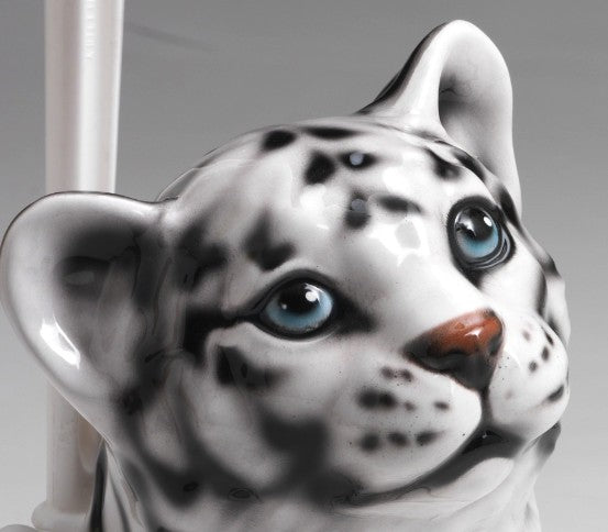 Hvid tiger Toiletbørsteholder - porcelænsfigur set fra en anden vinkel