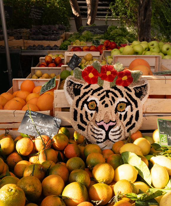 Blomstret hvid tigerhoved tæppe fra Doing Goods