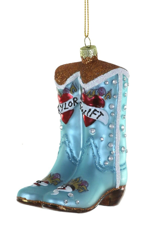 Turkis cowboystøvle-formet juleornament i glas med stjerner og tekststribe, Taylor Swift-parodi fra Dims Studio
