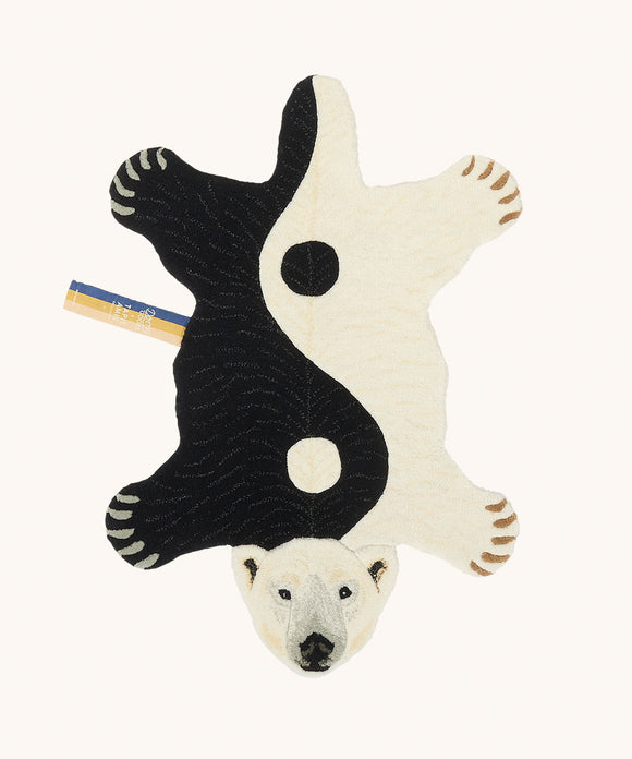 Mara Yin Yang Polar Bear Rug fra Doing Goods – håndknyttet uldtæppe med sort-hvidt yin-yang og isbjørnemotiv – Small