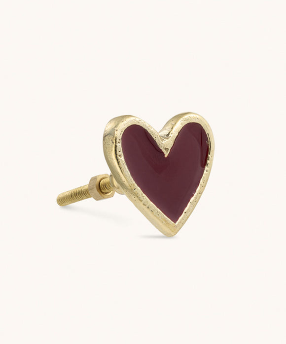 Pyar Heart Knob fra Doing Goods – hjerteformet knop i messing med rød emaljefinish