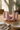 Churros pink lysestage fra klevering, på bøgespisebord med hørserviet