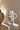 Citron kande med kvistdesign fra klevering, på travertinsokkel i galleri-stil