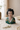 Geisha potteskjuler/vase fra Kersten, centreret på cremefarvet hørdug