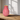 Pink rød stribet vase fra GiftCompany – stillet op som blikfang i hjemmet