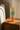 Lille gradient vase fra klevering, styled på varmt egetræsbord ved sofa