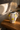 Vase i stentøj med citroner fra Kersten, styled på varmt egetræsbord ved sofa