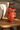 Vase med lakridskonfekt fra Kersten, styled på varmt egetræsbord ved sofa